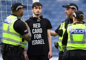 İskoçya-İsrail maçında bir protestocu kendini kale direğine bağladı: “İsrail’e kırmızı kart”