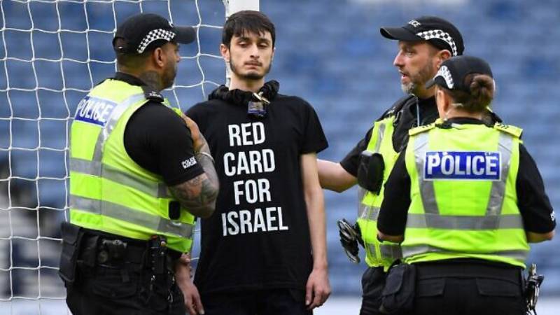 İskoçya-İsrail maçında bir protestocu kendini kale direğine bağladı: “İsrail’e kırmızı kart”