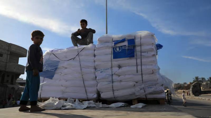 İsrail’in Gazze’ye gıda satışı yasağını kaldırmasıyla yola çıkan ticari kamyonlar, gıda yardımlarını engelliyor