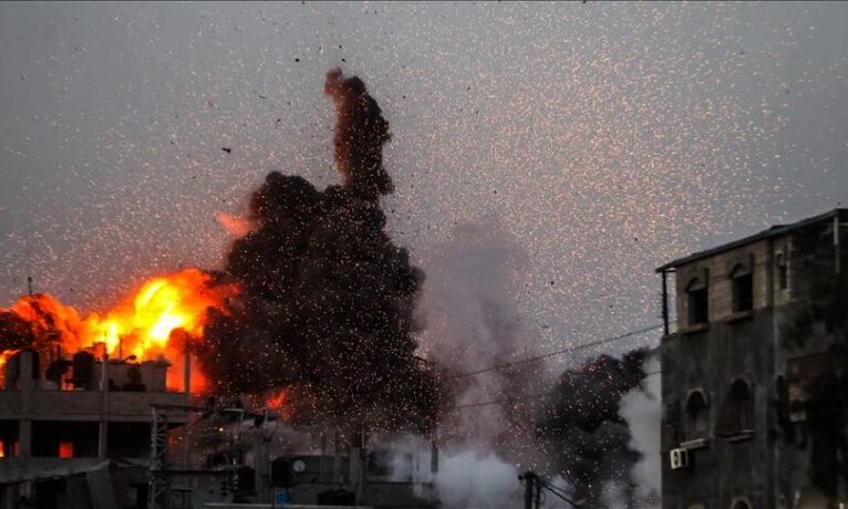 İsrail savaş uçakları Gazze Şeridi’nde bir mülteci kampını bombaladı