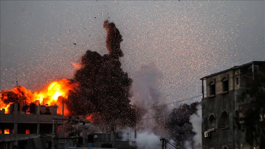 İsrail savaş uçakları Gazze Şeridi’nde bir mülteci kampını bombaladı