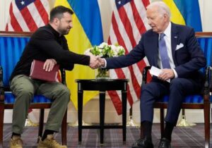 ABD Başkanı Biden, Ukrayna Devlet Başkanı Zelenski ile Paris’te görüştü; askerî yardımlardaki gecikme konusunda özür diledi