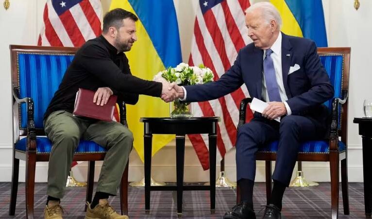 ABD Başkanı Biden, Ukrayna Devlet Başkanı Zelenski ile Paris’te görüştü; askerî yardımlardaki gecikme konusunda özür diledi