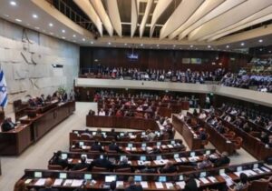 İsrail parlamentosunda, Ultra Ortodoks Yahudileri zorunlu askerlikten muaf tutan yasa tasarısı kabul edildi