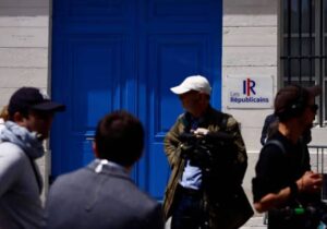 Fransa I Le Pen’in partisiyle ittifak açıkladığı için görevden alınan sağcı Ciotti, kendini parti merkezine kilitledi