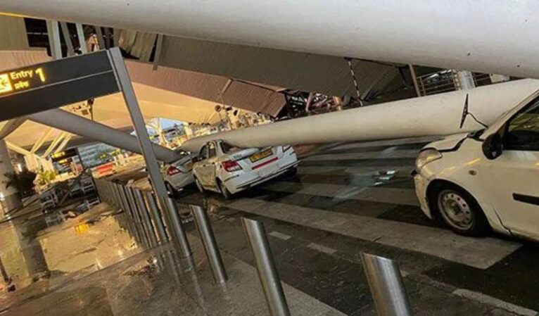 Şiddetli yağışlar nedeniyle Delhi’de havaalanı çatısı çöktü, araçlar parçalandı