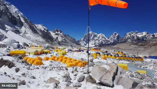 Everest dahil, üç Himalayalar zirvesinden 11 ton çöp toplandı