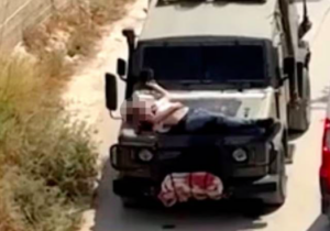 İsrail kuvvetleri, yaralı bir Filistinliyi askeri aracın kaputuna bağladı