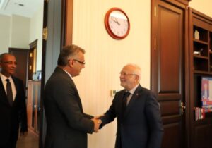 Erhürman, AKP Genel Başkan Vekili Mustafa Elitaş ile görüştü