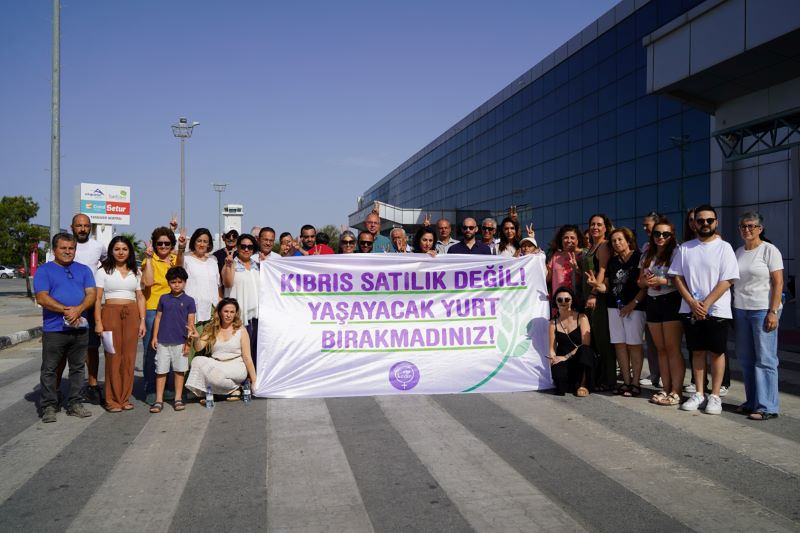 CTP’li kadınlar Ercan’daki fuarı bastı: Yurdumuz satılık değil!