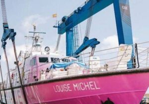 Sokak sanatçısı tarafından finanse edilen göçmen arama-kurtarma gemisi 37 mülteciyi kurtardı; İtalya gemiye el koydu