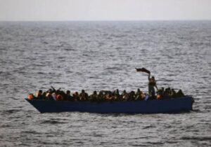 Akdeniz’de göçmen teknesi battı, 44 kişi kurtarıldı
