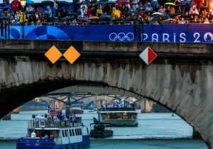 Olimpiyatlar için Paris’e giden Rus gazetecilerin akreditasyonu gerekçe sunulmadan iptal edildi