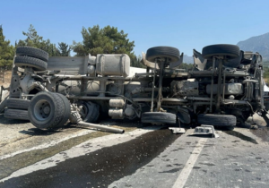 Dağ yolunda korkutan kaza: Beton mikseri yola devrildi