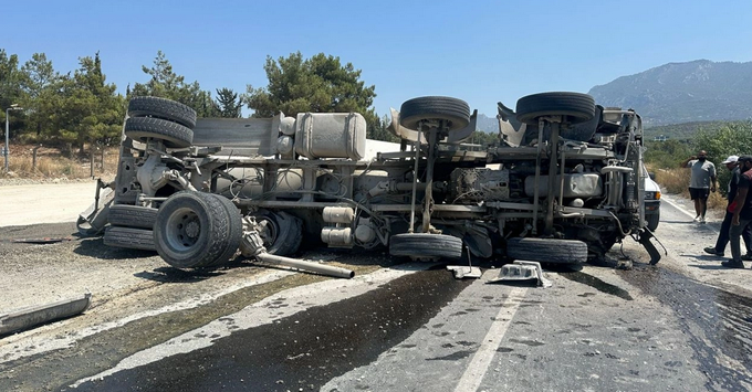 Dağ yolunda korkutan kaza: Beton mikseri yola devrildi