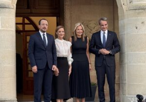 Mitsotakis: “Kıbrıs yeniden birleşene kadar mücadeleyi bırakmayacağız”