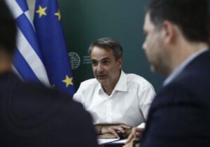 Mitsotakis Kıbrıs’ta iki toplumun müzakere masasına oturma fırsatını değerlendirmesini istedi