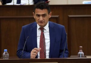 Dursun Oğuz kelepçelenerek mahkemeye götürülen doktor ve eczacılardan özür diledi