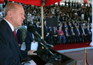 Erdoğan: “Kıbrıs’ta kalıcı barışı sağlamaya hazırız; çözüm yolunda uzatılan hiçbir eli havada bırakmayız” (VİDEO)