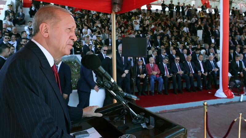 Erdoğan: “Kıbrıs’ta kalıcı barışı sağlamaya hazırız; çözüm yolunda uzatılan hiçbir eli havada bırakmayız” (VİDEO)