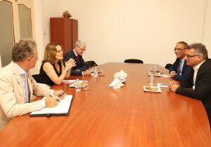Erhürman, Fransa Büyükelçisi Salina Grenet-Catalano ile görüştü