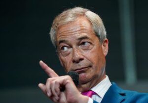 Nigel Farage: Göç karşıtı Reform UK partisinin lideri ilk kez milletvekili seçildi
