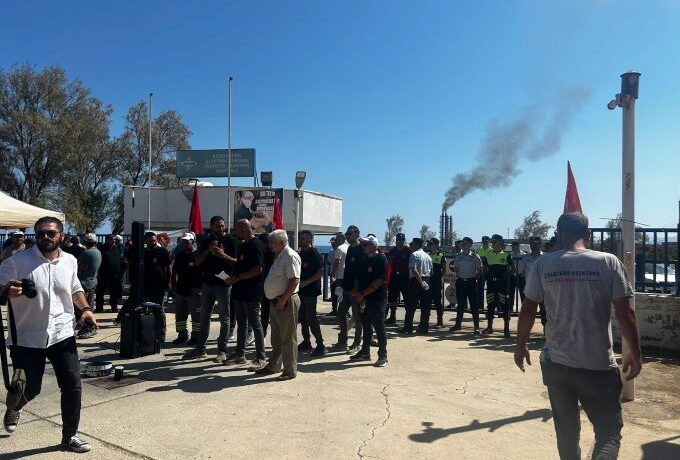 Toplumsal muhalefet El-Sen’in çağrısıyla Teknecik önünde toplandı