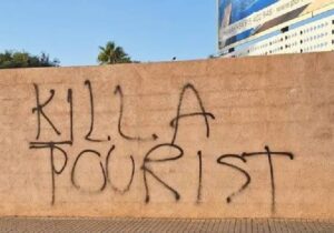 İspanya’da turizm karşıtı protestoların ardından duvara ‘Turist öldür’ yazıldı