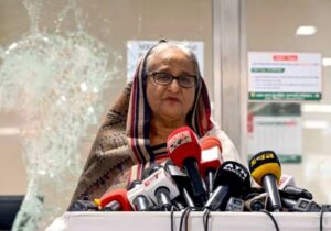 Bangladeş’te protestocular sarayı bastı, Başbakan Hasina istifa edip ülkeyi helikopterle terk etti