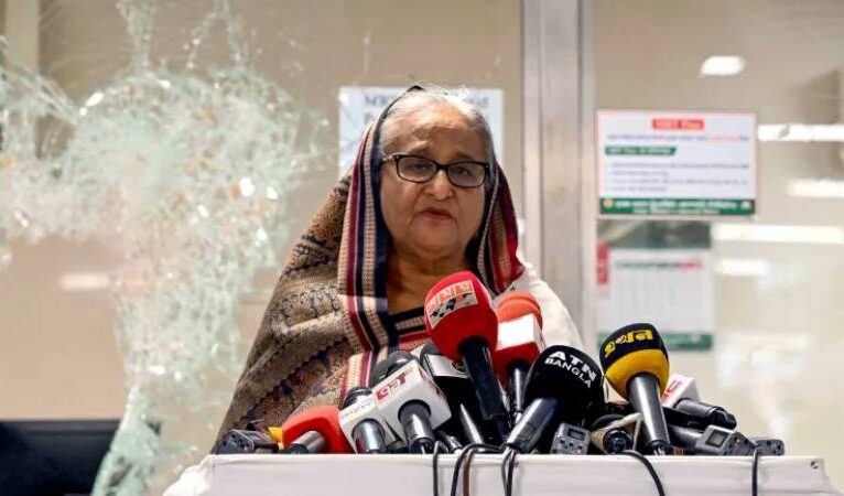 Bangladeş’te protestocular sarayı bastı, Başbakan Hasina istifa edip ülkeyi helikopterle terk etti