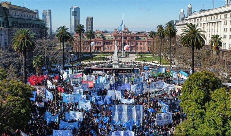 Arjantin’de gıda, barınma ve iş talebiyle protesto düzenlendi