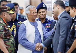 Nobel Ödüllü Muhammed Yunus, geçiş hükûmetine liderlik etmek üzere protestolarla sarsılan Bangladeş’e geldi