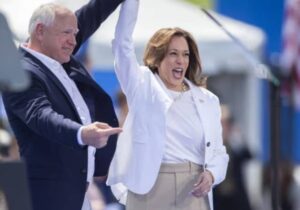 Harris, kritik eyaletlerde Trump’ı geçiyor