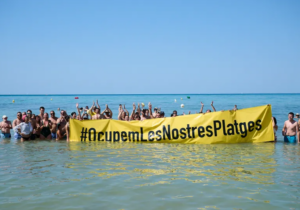 İspanya’nın popüler plajında turizm karşıtı protesto: Sahillerimizi işgal ettiniz