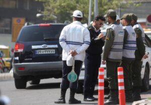 İran’da bir kadın ‘örtünme kurallarına uymadığı’ gerekçesiyle polis tarafından vurulduktan sonra felç oldu