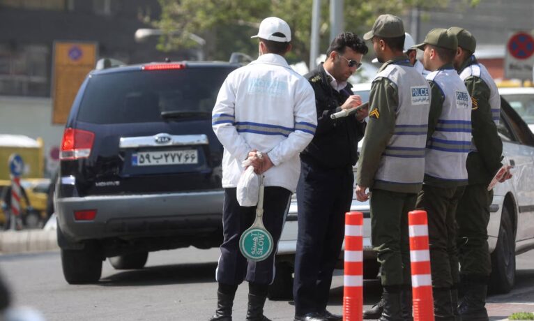 İran’da bir kadın ‘örtünme kurallarına uymadığı’ gerekçesiyle polis tarafından vurulduktan sonra felç oldu