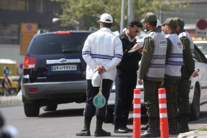 İran’da bir kadın ‘örtünme kurallarına uymadığı’ gerekçesiyle polis tarafından vurulduktan sonra felç oldu