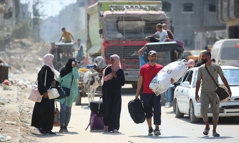 Gazzeli yetkililer: İsrail, 450 bin Filistinliyi göçe zorladı