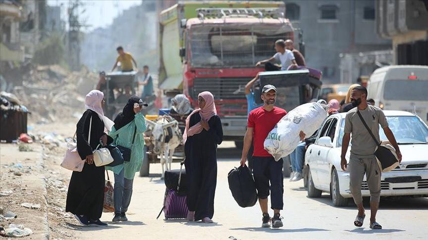 Gazzeli yetkililer: İsrail, 450 bin Filistinliyi göçe zorladı