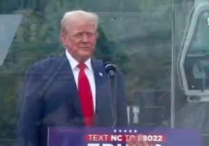Donald Trump’tan suikast girişimi sonrası ilk miting: Kurşun geçirmez camın ardından vatandaşlara seslendi