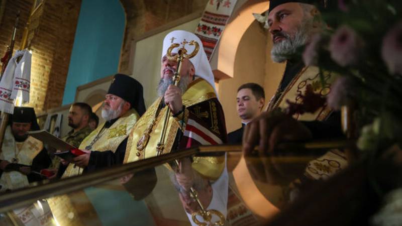 Zelenski, Ukrayna Ortodoks Kilisesi’nin faaliyetlerini yasaklayan yasayı imzaladı