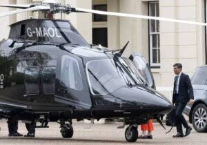 Britanya’nın İşçi Partili Başbakanı Starmer, Sunak döneminde kullanılan 40 milyon sterlinlik VIP helikopter sözleşmesini iptal edecek