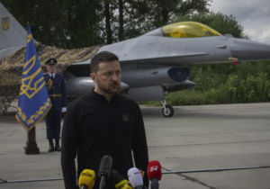 Zelenskiy, Ukrayna’nın ABD yapımı F-16 savaş uçaklarının ilk partisini teslim aldığını duyurdu