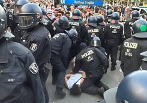 Berlin’de Filistin’e destek yürüyüşünün ardından çok sayıda gösterici gözaltına alındı