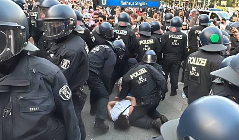 Berlin’de Filistin’e destek yürüyüşünün ardından çok sayıda gösterici gözaltına alındı