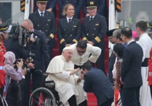 Papa Francis’in Asya-Pasifik turu başladı; ilk durak dünyanın en yüksek Müslüman nüfusuna sahip Endonezya