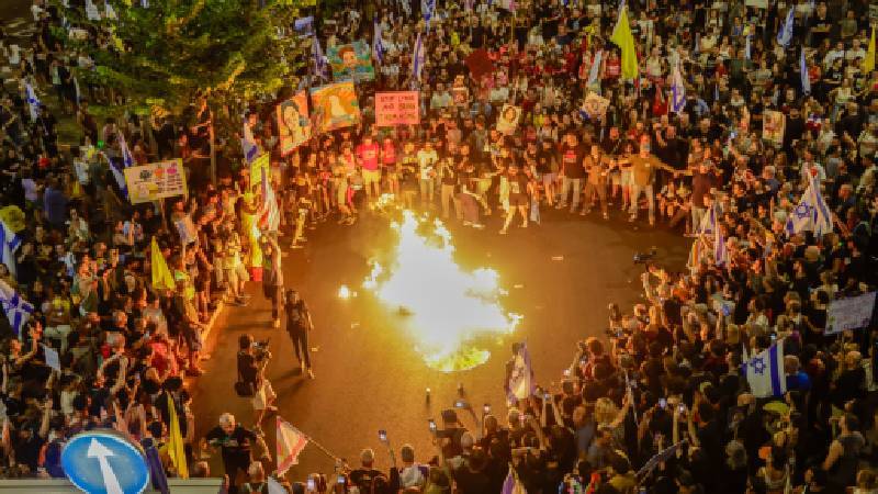 Gazze’de ateşkes anlaşmasını imzalamayan Netanyahu hükümeti İsrail’de protesto edildi