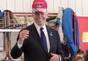 ABD Başkanı Biden, 11 Eylül anma etkinliğinde Trump şapkası taktı; Beyaz Saray, “Birliği vurgulamak için” dedi