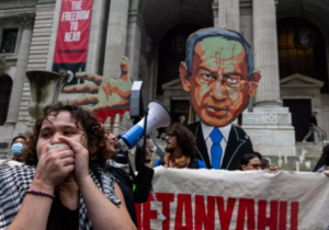 İsrail Başbakanı Netanyahu BM binası önünde protesto edildi:  “Çocukları öldürmeyi bırakı”