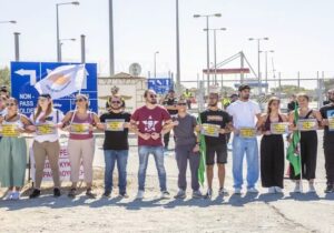 Kıbrıslı protestocular adadaki İngiliz üslerinin kaldırılmasını talep etti